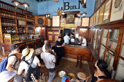 Apenas un puñado de turistas en 'La Bodeguita del Medio' ayer, en La Habana.