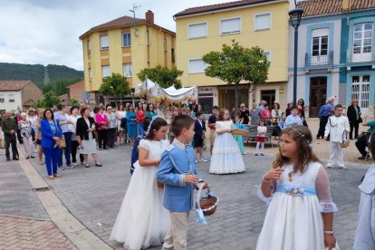 Celebración del Corpus del año pasado, con los niños y niñas vestidas de comunión.