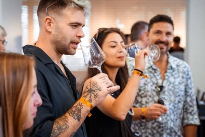 El ambiente de catas y conversación entre aficionados y productores marca el espíritu de Gallo Wine Fest en León.