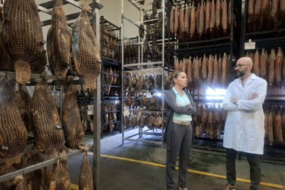 Un momento de la visita de Héctor Aláiz a la empresa Embutidos Entrepeñas.