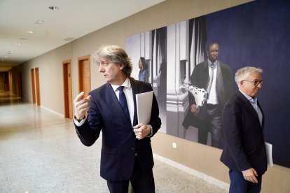 Carlos Martínez se dirige a la reunión de la Mesa de las Cortes y de la Junta de Portavoces para abordar la convocatoria de la sesión de investidura del candidato a la Presidencia de la Junta, Alfonso Fernández Mañueco.