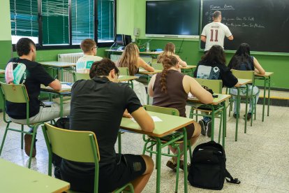 Una de las clases del Bachillerato nocturno en el instituto Juan del Enzina.
