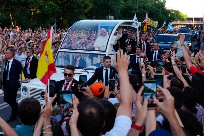 León XIV en el papamóvil rodeado por la multitud.