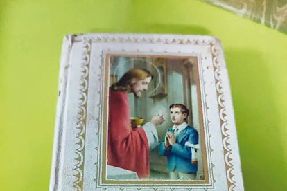 Un libro como recuerdo de la Primera Comunión.