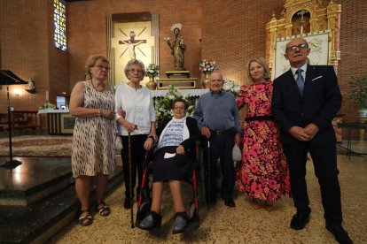 Los tres homenajeados que pudieron asistir, junto a la concejala de Mayores y representantes de los centros de día.