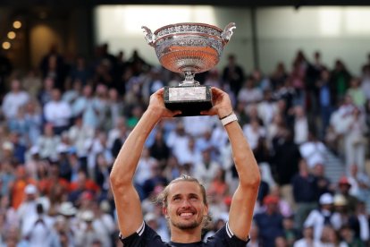Zverev con su trofeo.