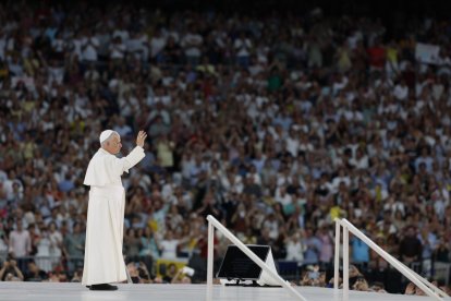El Papa saluda a las 70.000 personas congregadas en el Santiago Bernabéu.