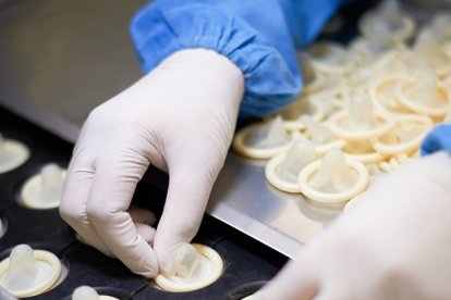 Planta de la mayor productora de condones en el mundo, que subió precios por el cierre de Ormuz.