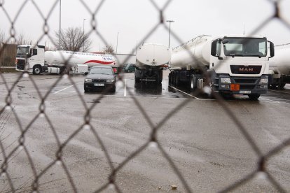Camiones en la zona de aparcamiento del mercado de ganados de León.