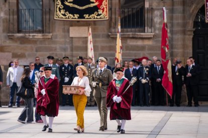 Un momento de la procesión en una edición anterior en la plaza Mayor de Astorga.