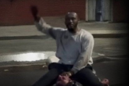 Imagen del sospechoso detenido mientras apuñala a su víctima.