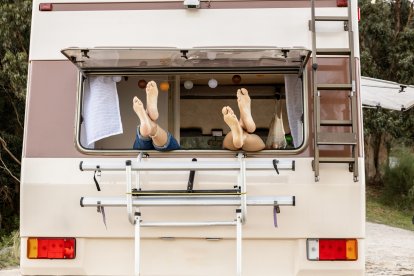 Una pareja duerme en una autocaravana