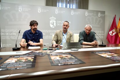 El diputado de Cultura, Arte y Patrimonio de la Diputación de León, Emilio Martínez, y el coordinador del Instituto Leonés de Cultura, Emilio Gancedo, presentan el festival ‘Risa Sonora’ en el Monasterio de Carracedo