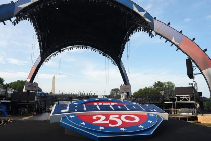 Vista general este 11 de junio de la gran estructura metálica denominada La Garra, que cubre el ring que albergará la velada de artes marciales mixtas prevista para el próximo 14 de junio -con motivo del 80 cumpleaños del presidente de Estados Unidos, Donald Trump-, en los jardines de la Casa Blanca, en Washington DC (EE.UU.). EFE/Octavio Guzmán.