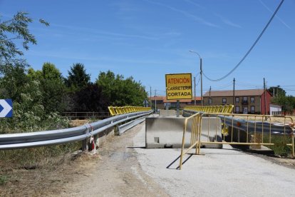 El puente permanece cerrado al tráfico tras los daños de las últimas crecidas.