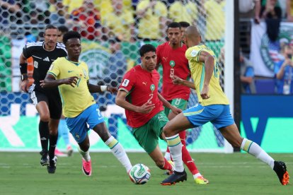 Vinicius Junior (i), de Brasil, disputa el balón con Achraf Hakimi (c), de Marruecos, este sábado durante un partido del Grupo C del Mundial 2026. EFE/ Sebastiao Moreira.
