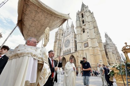 La corporación municipal del Ayuntamiento de León, encabezada por el alcalde, José Antonio Diez, asiste a la eucaristía y a la procesión con motivo de la celebración del Corpus Christi.