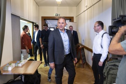 Marcel Dettling, del SVP-SZ, en un colegio electoral.