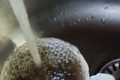 Aspecto que presentaba el agua ayer en Villablino.