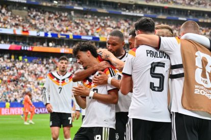 Los jugadores teutones celebran uno de los siete goles marcados a Curazao.