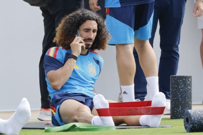 Marc Cucurella habla por teléfono en el entrenamiento este domingo en Atlanta, quizás terminando de cerrar su llegada a Madrid.