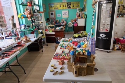 Un rincón del mercadillo solidario que tiene lugar estos días en Astorga.