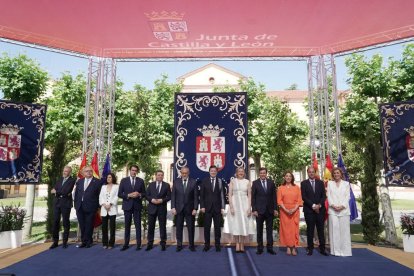 Mañueco se fotografía con su nuevo equipo de Gobierno, ayer, en Valladolid.