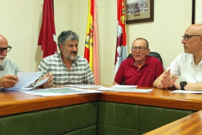 Pedro Álvarez, pedáneo de Villagusán, David Marcello, alcalde de San Emiliano, Leandro Hidalgo, pedáneo de Pinos, y Carlos González-Antón, abogado.