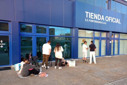 Antes de las 21.30 horas de ayer ya había gente en la cola.