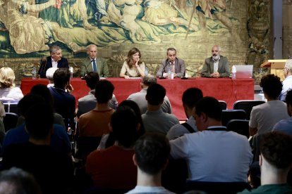 La rectora de la Universidad de León, Nuria González, el catedrático de Ingeniería Aeroespacial, y primer director en funciones de la Agencia Espacial Española, Miguel Belló Mora, y el alcalde de León, José Antonio Diez, inauguran el curso de verano de la ULE ‘Constelaciones de satélites’.
