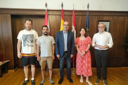 Morala y Moreno, con los representantes de los trabajadores de Correos.