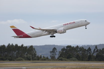 SANTIAGO DE COMPOSTELA (ESPAÑA), 05/06/2026.- El avión de la selección española que llevará al equipo a despega en el aeropuerto de Santiago de Compostela este viernes. La selección masculina de fútbol viaja este viernes a las 10.00 horas desde Santiago de Compostela rumbo a Chattanooga, en el estado de Tennessee (EE.UU.), donde estará su cuartel general durante el Mundial 2026. EFE/ Lavandeira Jr
