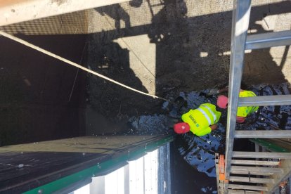 Operarios que trabajan en las labores de limpieza.