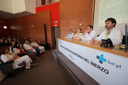 El salón de actos acogió el acto de bienvenida.