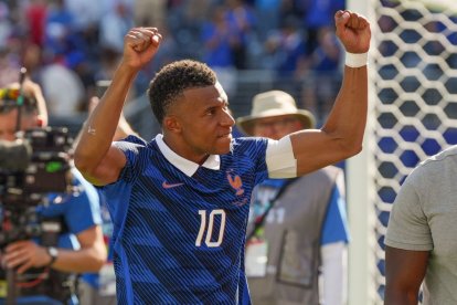 Mbappé debutó en el Mundial con un doblete.