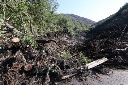 Estado de la carretera de acceso al Valle Fornela tras la riada.