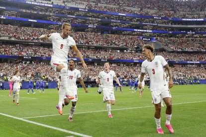 Harry Kane (i) de Inglaterra celebra un gol de penalti en un partido del grupo L del Mundial de la FIFA 2026. EFE/ Mariscal.