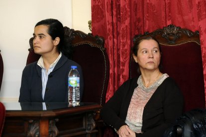 Archivo (20/02/2016).- El jurado del juicio por el crimen de la presidenta de la Diputación de León Isabel Carrasco ha declarado culpables de asesinato en concurso ideal con un delito de atentado a la autoridad y tenencia ilícita de armas a Montserrat González, a su hija, Triana Martínez, y a la policía local Raquel Gago. En la imagen, Montserrat González (d) y su hija Triana (i), hoy durante l.