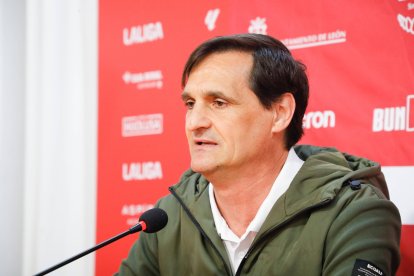 Luis Castillo sigue al frente como entrenador de la Cultural Baloncesto.