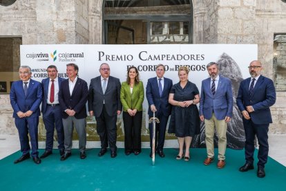 Adriana Ulibarri, presidenta de Edigrup, en el centro de la imagen, en la foto de familia del acto.