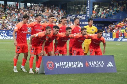 Erik Morán —2º de arriba a la izquierda— subió a 2ª División con el FC Andorra en El Toralín.