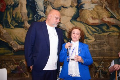 Aurora Baza con el premio entregado por Juan Antonio Gallego.