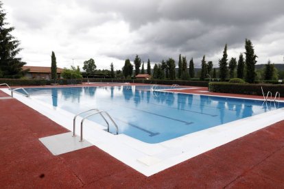Las piscinas municipales ubicadas en Villanueva del Condado abren este sábado sus puertas.