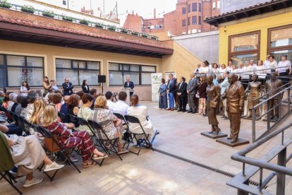 El homenaje al emigrante contó con representación de la sociedad leonesa.