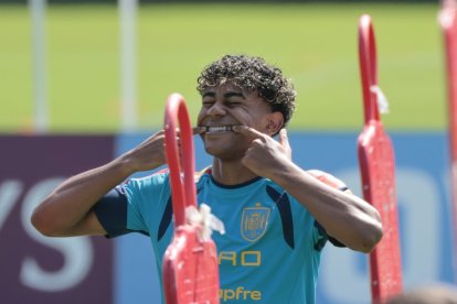 Lamine Yamal bromea en el entrenamiento de este viernes en Chattanooga.