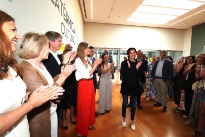 Nevenka Fernández, a su llegada a La Térmica Cultural, junto a la ministra Aagesen y otros cargos sociaistas.