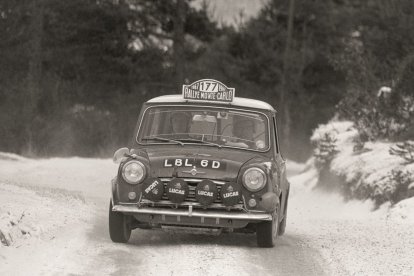 También… en las carreras. Pocas imágenes tan icónicas como la del Mini Cooper S, con Aaltonen y Liddon, en el Rallye de Montecarlo 1967; las ‘pastillas de jabón’ marcaron su impronta en competición.