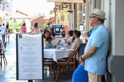 El buen tiempo llena las calles de León durante las fiestas.