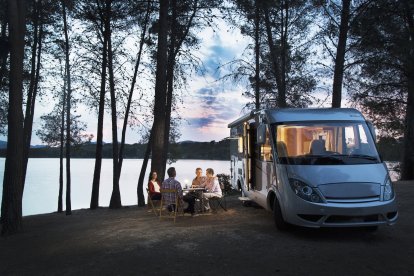 Un grupo de amigos disfruta de un viaje en una furgoneta camperizada