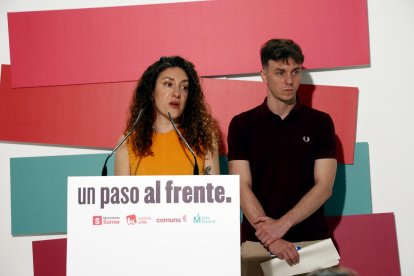 Aina Vidal y Eduardo Rubiño en representación de Un paso al frente (Movimiento Sumar, Izquierda Unida, Comuns y Más Madrid), durante la rueda de prensa ofrecida este lunes en Madrid. EFE/ Maria Aguilella Pardo.